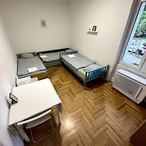 Hangulatos Lakas Zold Ovezeteben Apartament